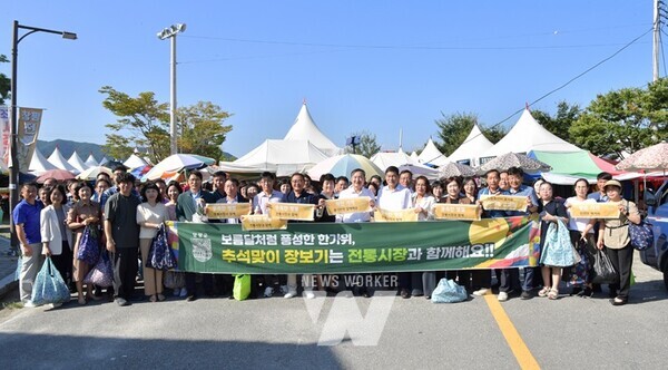 전남 담양군(군수 이병노)은 5일 추석 명절을 앞두고 창평 전통임시시장에서 장보기 행사를 진행했다.