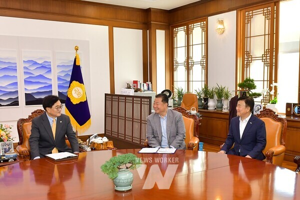 정기명 여수시장이 우원식 국회의장을 만나 환담하고, ‘제33차 유엔기후변화협약 당사국총회(COP33) 유치’ 등 현재 추진 중인 굵직한 현안에 대한 적극적인 협조를 건의했다.