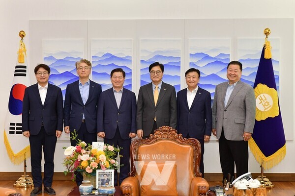 정기명 여수시장이 우원식 국회의장을 만나 환담하고, ‘제33차 유엔기후변화협약 당사국총회(COP33) 유치’ 등 현재 추진 중인 굵직한 현안에 대한 적극적인 협조를 건의했다.