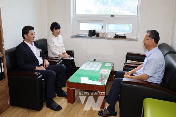 이철 부의장이 청해요양원을 방문해 위문품을 전달하고 관계자를 격려하고 있다