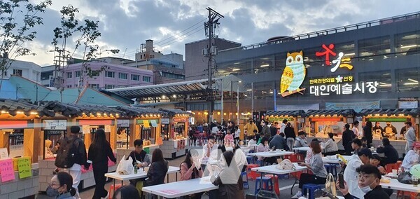 동구는 7일 대인시장 야시장 ‘대인빛밤야시장’ 개장에 이어 오는 10월 5일까지 매주 금·토요일(오후 6시~밤 10시)마다 운영할 계획이다.