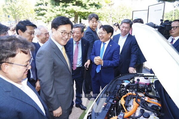 강기정 광주광역시장이 ‘국회, 광주의 날’ 둘째날인 지난 3일 오전 서울 국회의원회관 앞에 마련된 캐스퍼EV 전시장에서 국회 1호 캐스퍼 전기차(EV) 구매에 나선 우원식 국회의장과 차량 시승을 마친 뒤 캐스퍼를 살펴보고 있다./광주광역시 제공