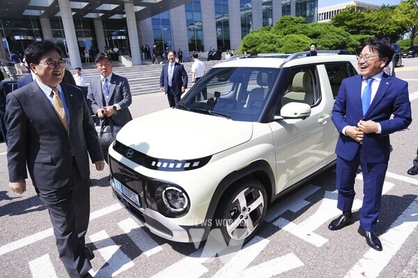 강기정 광주광역시장이 ‘국회, 광주의 날’ 둘째날인 지난 3일 오전 서울 국회의원회관 앞에 마련된 캐스퍼EV 전시장에서 국회 1호 캐스퍼 전기차(EV) 구매에 나선 우원식 국회의장과 차량 시승을 마친 뒤 활짝 웃고 있다./광주광역시 제공
