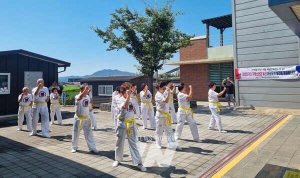 영광군노인복지관은 지난 4일 ‘태권도의 날’을 기념해 태권도 시범 및 태권도 유네스코 인류무형문화유산 등재 기원 챌린지 캠페인 활동을 전개 했다.