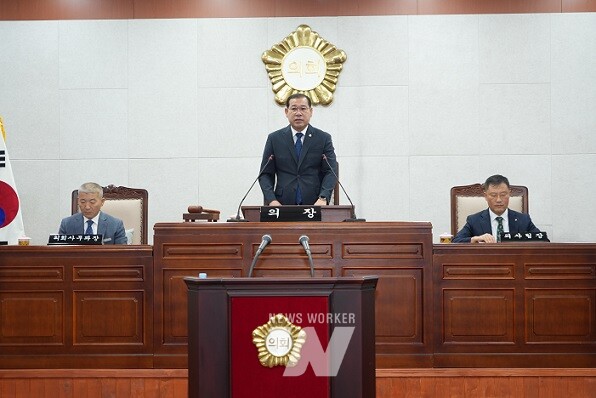 장흥군의회(의장 김재승)가 6일 열린 제293회 임시회 제2차 본회의를 끝으로 4일간의 의사일정을 마무리 했다
