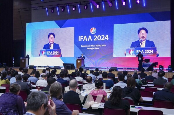 강기정 광주광역시장이 6일 오전 김대중컨벤션센터에서 열린 ‘IFAA 2024 제21차 세계해부학회 학술대회’에 참석해 축사를 하고 있다./광주광역시 제공