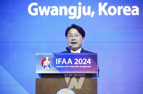 강기정 광주광역시장이 6일 오전 김대중컨벤션센터에서 열린 ‘IFAA 2024 제21차 세계해부학회 학술대회’에 참석해 축사를 하고 있다./광주광역시 제공