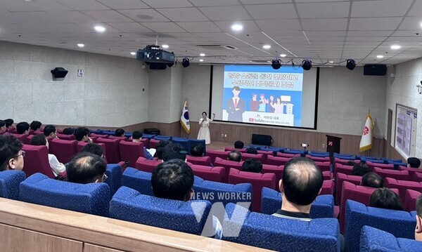 광주광역시(시장 강기정)는 6일 시청 무등홀에서 간부공무원 100여 명이 참석한 가운데 ‘청렴주간(9월 2~6일) 청바지데이’ 프로그램의 하나로 ‘조직문화 개선 특별교육’을 실시했다.