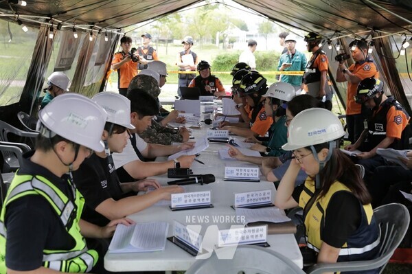 광주광역시소방안전본부는 6일 오후 광산구 선암동 황룡친수공원에서 ‘2024년 광주시 긴급구조종합훈련’을 실시했다.