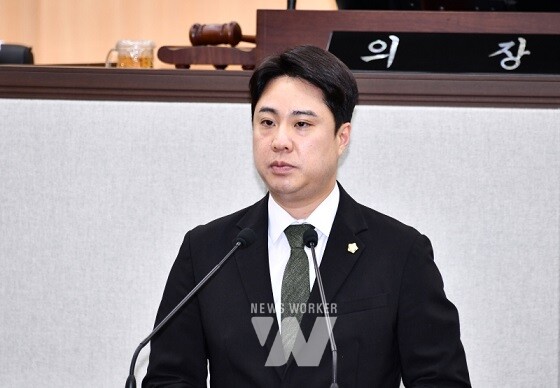 웅천지구 악취문제 해결을 위해 질의에 나선  이석주 의원