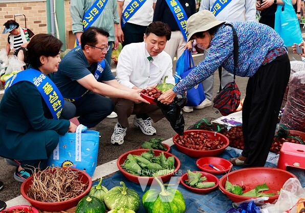 김철우 군수와 문금주 국회의원을 비롯한 보성군의회 의원들이 함께 녹차골보성향토시장에서 추석맞이 전통시장 장보기를 진행했다