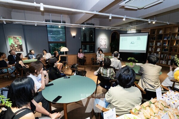 사본 -라익스아카데미 네트워킹(Alumni Reception)  행사 전경사본 -라익스아카데미 에밀리 페식(Emily Pethick) 디렉터의 환영사