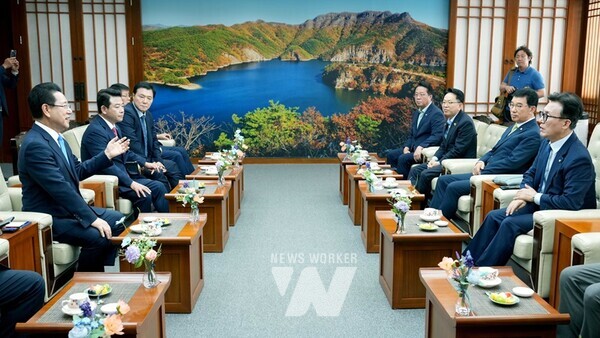 김영록 전라남도지사가 9일 도청 서재필실에서 열린 ‘2024 더불어민주당-전라남도 예산정책협의회’에서 지역 현안 해결과 국비 확보방안을 논의하고 있다.