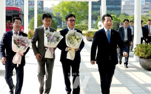 김영록 전라남도지사가 9일 도청 서재필실에서 열리는 더불어민주당-전라남도 예산정책협의회에 참석하기 위해 내방한 김민석 민주당 최고위원 등 의원들을 영접하고 있다