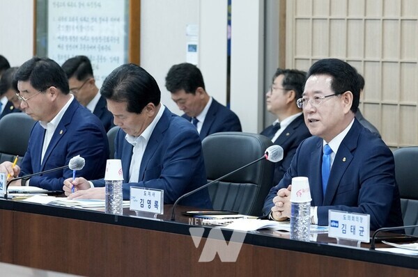 김영록 전라남도지사가 9일 도청 서재필실에서 열린 ‘2024 더불어민주당-전라남도 예산정책협의회’에서 지역 현안 해결과 국비 확보방안을 논의하고 있다.