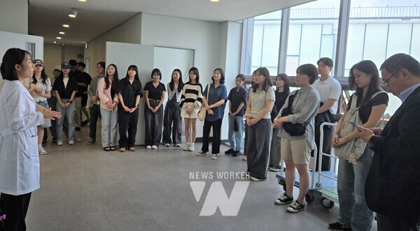 조선대학교 공과대학 환경공학과 김태영 교수를 비롯해 학부생 50명이 전공에 대한 이해를 넓히기 위해 지난 6일 전라남도보건환경연구원을 방문했다