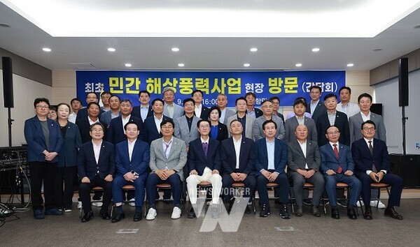 지난 7일, 최초 민간 해상풍력사업 현장 방문 기념 촬영을 하고 있다