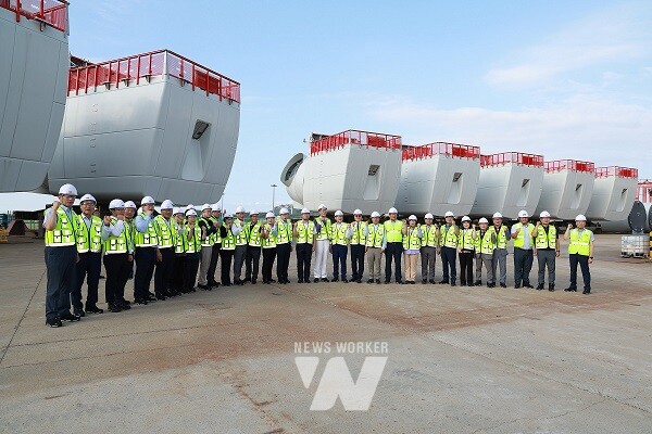 전남 서남권 관계자들이 해상풍력사업 현장 시찰 후 너셀(nacelle) 앞에서 기념 촬영을 하고 있다.