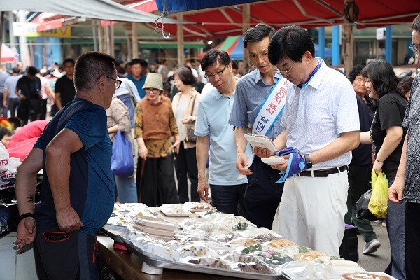 김성 장흥군수와 군청직원 100여 명은 토요시장을 둘러보며 전통시장 이용 및 물가안정 홍보와 명절 제수용품 등을 구매했다