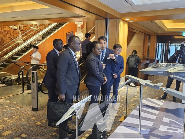 KAI 유무인복합체계연구실 강병길 실장(오른쪽)이 케냐 국방장관(왼쪽)에게 차세대 공중전투체계에 대해 설명하고 있다.