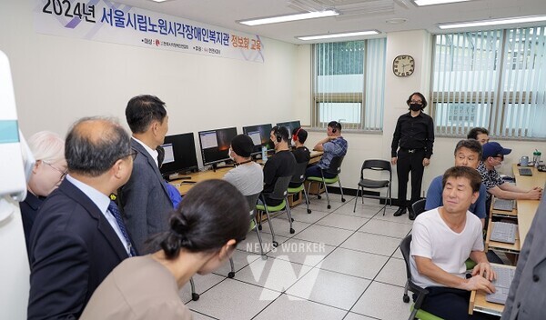 KDN IT ON 제3호 개소식, 관계자들이 IT ON 시설을 살펴보고 있다.