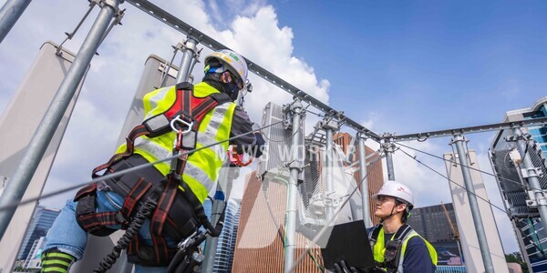 SK텔레콤과 SK오앤에스 엔지니어가 서울역 인근에서 통신장비를 점검하는 모습