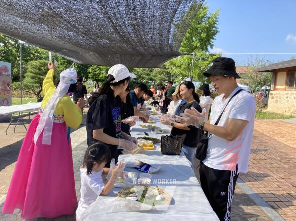 전라남도농업박물관이 한가위를 맞아 가족단위 체험객을 대상으로 ‘한가위 민속 체험행사’를 다채롭게 진행한다.
