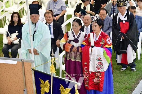 광주광역시의회 신수정 의장은 9월 10일 오전 광주향교에서 열린 추기 석전대제에 유림과 시민들의 참여 속에서 광주향교 초헌관으로 제례를 올렸다