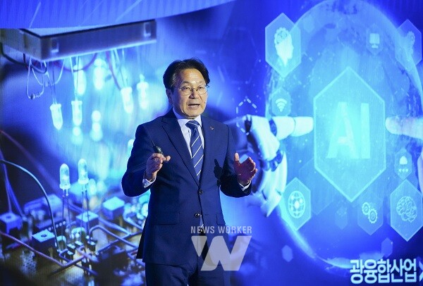 강기정 광주광역시장이 10일 오후 서울 포시즌스호텔에서 열린 ‘2024 시도지사 정책컨퍼런스’에 참석해 지역 인구감소에 대응한 광주의 산업정책과 인재양성 로드맵, 창업성공률 높은 도시 정책 등을 발표하고 있다./광주광역시 제공