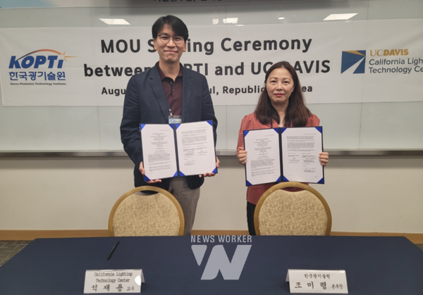 왼쪽부터 California Lighting Technology Center 석재용 교수, 한국광기술원 조미령 디지털조명연구본부장