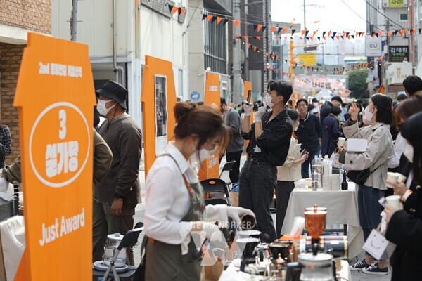 오는 10월 26일 동명동 카페거리와 여행자의 ZIP(집) 일원에서 도심 속 가을 축제인 ‘제4회 동명커피산책’이 열린다.