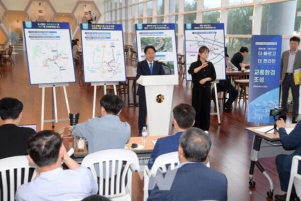 강기정 광주광역시장이 11일 오전 시청 시민홀에서 광천권역 특별교통대책 정책 브리핑을 하고 있다. /광주광역시 제공