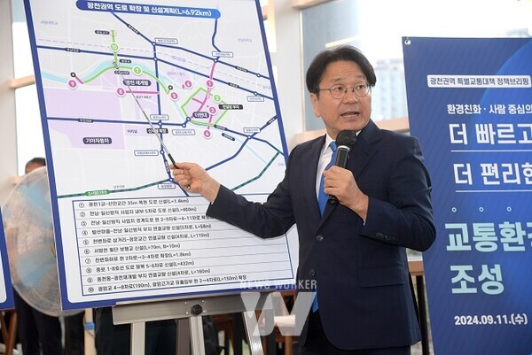 강기정 광주광역시장이 11일 오전 시청 시민홀에서 광천권역 특별교통대책 정책 브리핑을 하고 있다. /광주광역시 제공