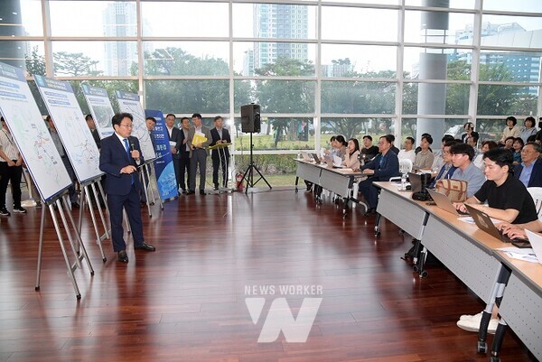 강기정 광주광역시장이 11일 오전 시청 시민홀에서 광천권역 특별교통대책 정책 브리핑을 하고 있다. /광주광역시 제공