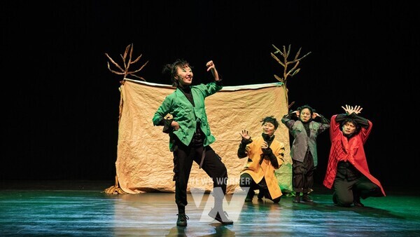 국립아시아문화전당재단(사장 김선옥·이하‘ACC재단’)은 10월 12일부터 20일까지 매주 주말 ACC 어린이문화원 어린이극장에서 ‘개굴개굴 고래고래’를 선보인다