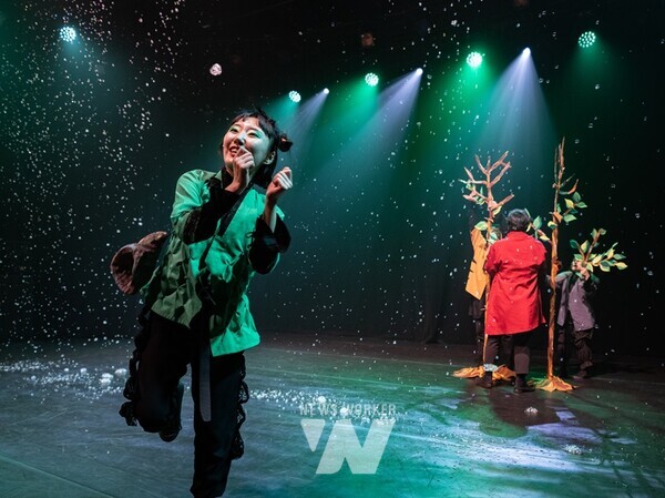 국립아시아문화전당재단(사장 김선옥·이하‘ACC재단’)은 10월 12일부터 20일까지 매주 주말 ACC 어린이문화원 어린이극장에서 ‘개굴개굴 고래고래’를 선보인다