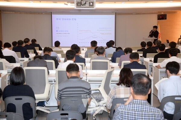 11일 오전 시청 중회의실에서 열린 제7회 정책포럼에서 이민규 서울연구원 연구위원이 ‘대중국 외교에서 지방정부의 역할과 도시외교 발전 방향’을 주제로 강연을 하고 있다. /광주광역시 제공