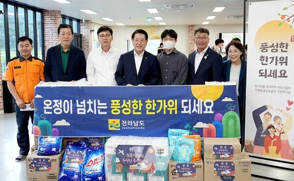 김영록 전라남도지사가 11일 추석을 앞두고 보성군 한마음노인복지센터를 방문, 위문품을 전달하고 기념촬영을 하고 있다