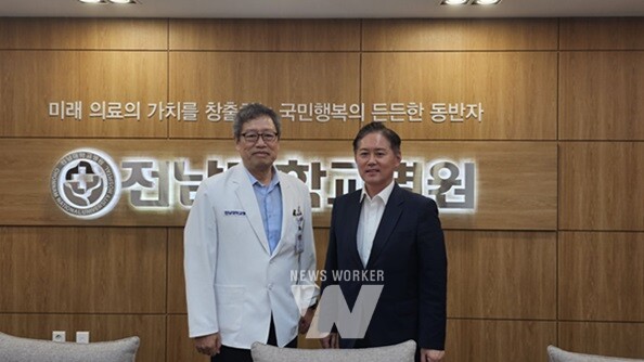 김정현 국민의힘 광주시당위원장이 11일 전남대병원을 방문, 정신 병원장과 면담을 통해 추석 연휴 기간 동안 응급실 의료공백이 생기지 않도록 최선을 다해 달라고 당부했다.