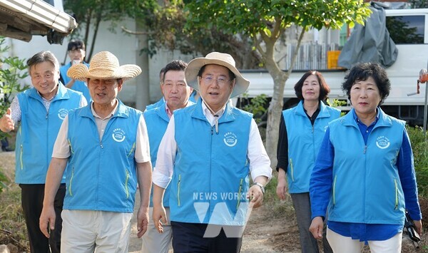 김영록 전라남도지사가 12일 진도군 군내면 연산마을에서 열린 우리동네 복지기동대 현장활동에 참석, 지원가구 및 복지기동대원들를 격려하고 있다