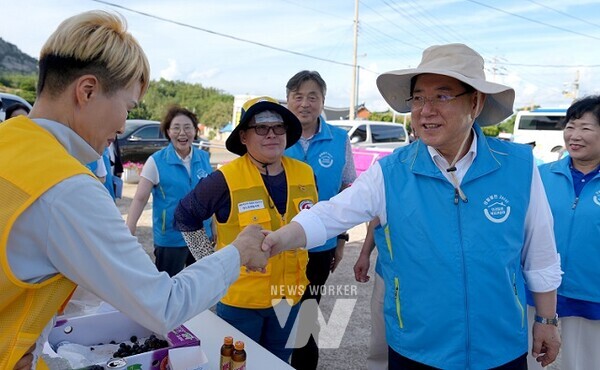 김영록 전라남도지사가 12일 진도군 군내면 연산마을에서 열린 우리동네 복지기동대 현장활동에 참석, 지원가구 및 복지기동대원들를 격려하고 있다