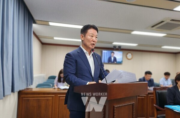 전라남도의회 제384회 임시회 보건복지환경위원회 회의에서 전경선 의원이 조례의 제안을 설명하고 있다