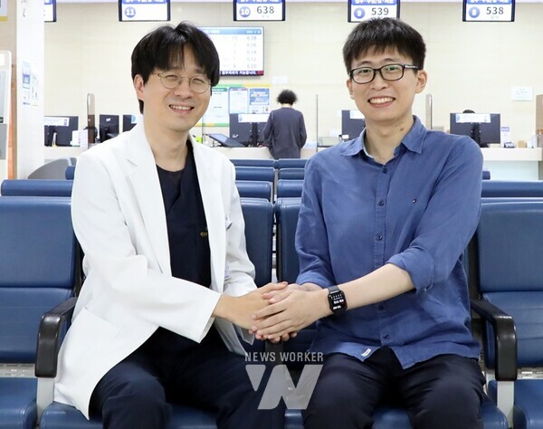 낙뢰 맞고 쓰러진 김관행(사진 오른쪽)씨가 퇴원 후 자신을 치료한 전남대학교병원 응급의학과 조용수 교수(왼쪽)를 만나 이야기를 나누고 있다.