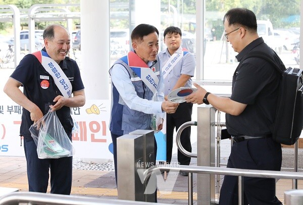 한전KPS 이성규 상임감사(가운데)와 강종철 한전KPS 노동조합 수석부위원장(왼쪽)이 9월 12일 나주역에서 귀향객을 대상으로 청렴문화 확산을 위해 마련한 홍보물을 나눠주고 있다.