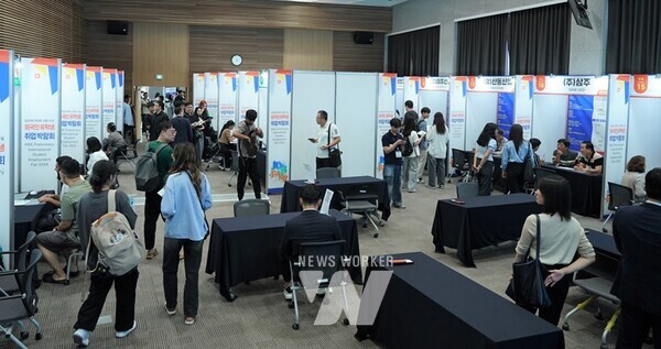 전라남도는 지난 11일 국립목포대학교에서 외국인 유학생들의 도내 취업 및 정주를 돕기 위한 취업박람회를 첫 개최했다