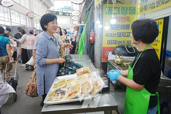 수정 의장은 온누리 상품권으로 추석물품을 직접 구매하면서 현장의 목소리를 청취하는 한편, 장보기에 나선 시민들과 따뜻한 인사를 나누었다