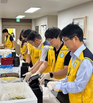 신용보증기금 임직원들이 추석맞이 노사공동 지역 상생 사회공헌활동에 참여해 명절음식을 포장하고 있다.