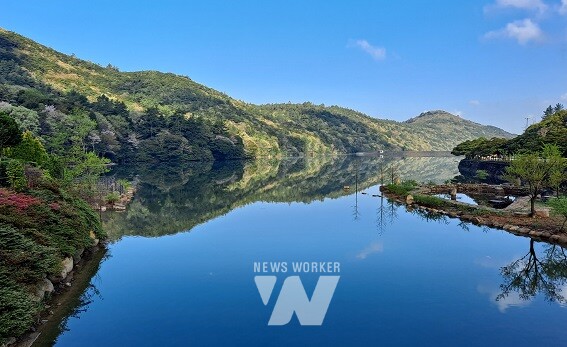 완도수목원 수변데크에서 바라본 신학저수지