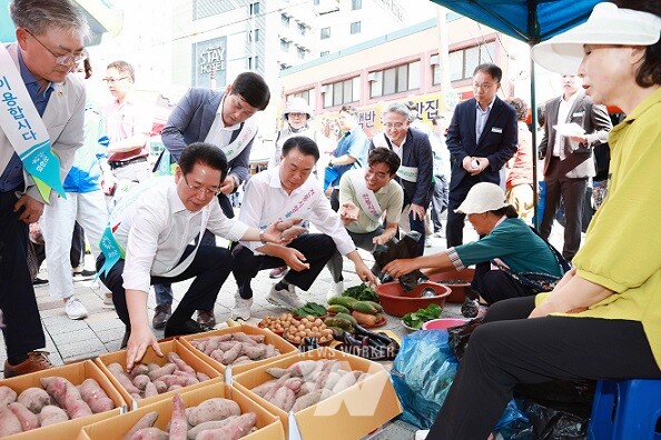 김영록 도지사, 화순고인돌전통시장 장보기 행사 참여