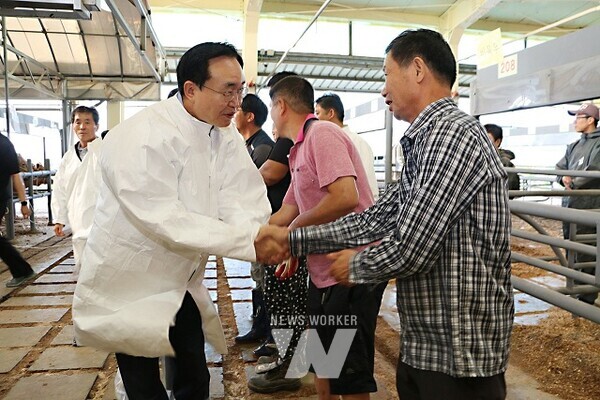 윤병태 나주시장이 한우농가의 어려움을 경청하고 있다.(사진제공-나주시)